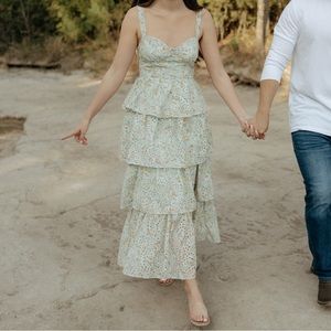 ASTR MIDSUMMER FLORAL TIERED MAXI DRESS Size Small